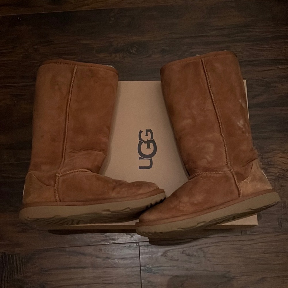 UGG Kids classic tall II size 3